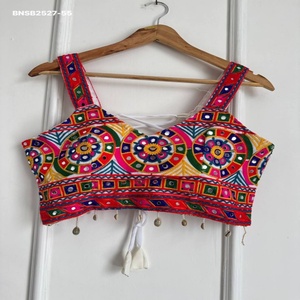 Blusa sin mangas de algodón mágico de calidad de exportación india con bordado multihilo, espejos y borde de encaje de conchas, suministro al por mayor - Product Image 1
