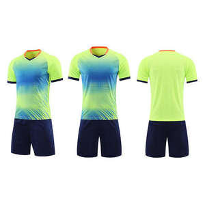 Maillots de football personnalisés de qualité supérieure, respirants et à séchage rapide, shorts pour hommes adultes, ensembles uniformes en polyester à dégradé de couleurs - Product Image 3