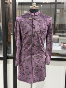 Sherwani en soie violette pour homme avec broderie florale, tenue de mariage indienne traditionnelle, coupe régulière, longueur mi-longue - Product Image 1