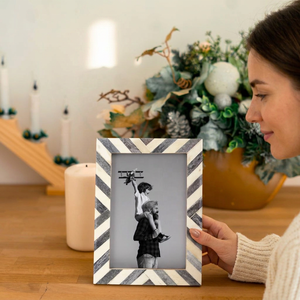 Cadre photo en os incrusté personnalisé en gros, écologique, forme personnalisable pour affichage sur table - Product Image 1