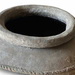 Grand pot à fleurs vintage indien en terre cuite fait main, jardinière rustique antique en argile, assortiment de 1 pièce pour la décoration de jardin et d'hôtel - Product Image 3