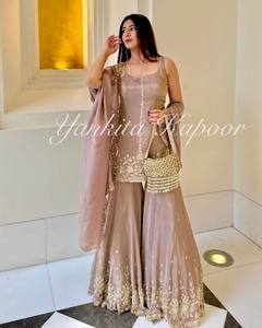Lanzamiento de un nuevo conjunto de top y sarara de diseñador para fiestas. Con dupatta elegante con bordados. - Product Image 2