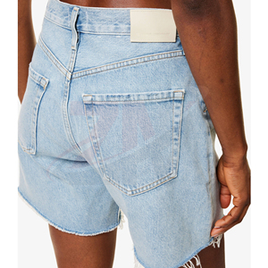 Shorts de Mezclilla Azul Claro para Mujer, Cintura Media, Corte Regular, Dobladillo Deshilachado, Estilo Casual de Verano con Detalles de Agujeros - Product Image 2