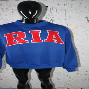 Sudadera RIA con cuello alto, 100% algodón, apliques rojos bordados, cuello ancho, hilos finos. - Product Image 1