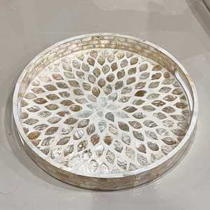 Assiette décorative ronde en nacre avec motif de feuilles, design luxueux, durable, passe au lave-vaisselle, décoration pour la maison - Product Image 3