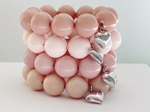 Pulsera de cuentas de resina rosa con dijes de corazón redondos, elástica y ajustable, joyería de moda para mujer, regalo para el Día de San Valentín - Product Image 1