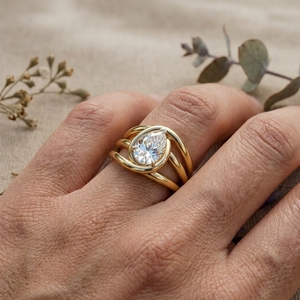 Anillo de compromiso de oro de 14 quilates con diamantes talla pera, diseño multibanda envolvente, joyería de lujo de diseñador para mujer - Product Image 3