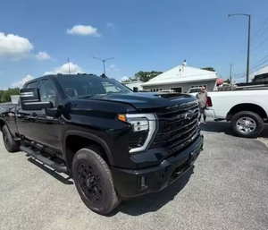 Mejor Oferta 2024: Camioneta Chevrolet S-3500 HD Crew Cab Duramax 4x4 de Caja Larga 8FT Usada con Enganche de Remolque Equipado - Product Image 1