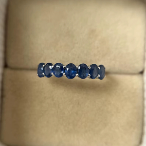 Bague sophistiquée en saphir naturel, taille ovale, demi-éternité, pour fiançailles, demande en mariage, pierre de naissance, bijou pour elle - Product Image 1