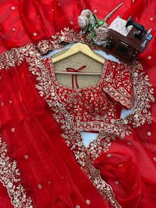 Sari en soie Fandy avec broderie de fils et de sequins de créateur, accompagné d'un morceau de blouse non cousu en soie Fandy - Product Image 6