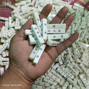 Dados de juego de cuatro caras hechos a mano con hueso de búfalo blanco D4 para juegos de mesa a precio económico. - Product Image 3