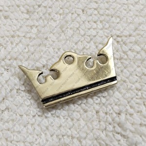 Pin de Solapa de Metal Chapado en Latón Antiguo con Corona de Rey para Kilt, Temas Bávaros y Medievales TT-7902 - Product Image 1