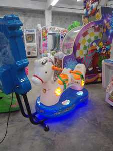 เครื่องเล่นม้าไฟฟ้าสำหรับเด็กสองที่นั่งรุ่น MP5 ยอดนิยม โครงสร้างโลหะ ไฟสวยงาม พร้อมเสียงเพลง และทนทาน - Product Image 2