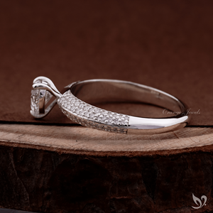 Bague de fiançailles en or blanc 10 carats avec diamant de laboratoire taille cœur de 0,50 carat, micro-pavé, certifiée IGI - Product Image 2