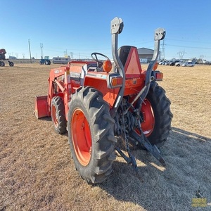Máquina agrícola de alto rendimiento diseñada para brindar durabilidad y funcionamiento fluido, con potencia y versatilidad constantes. - Product Image 1