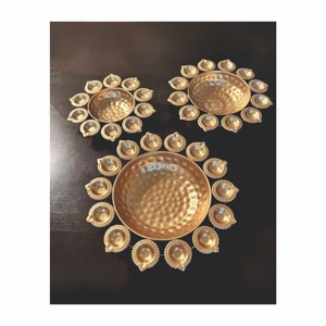 Vente en gros de bol Urli en métal finition laiton de luxe, centre de table avec fleurs flottantes et supports pour Diya, pour décoration de mariage festive - Product Image 1