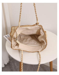 Aprovecha el día con absoluta confianza con este llamativo bolso de hilo natural, diseñado con una correa trenzada y bordes oscuros. - Product Image 4