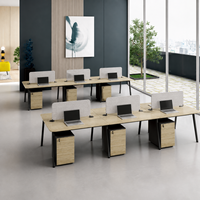 Poste de travail de bureau moderne pour 6 personnes avec rangements, écrans d'intimité gris, plateaux en bois grainé, cadre noir incliné et pieds mobiles