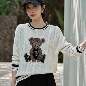 เสื้อไหมพรมถักสำหรับผู้หญิงรุ่นใหม่ OEM 2026 คุณภาพสูง ลายปักรูปหมี พร้อมโลโก้ด้านหน้า จาก TRIOTAKE INDUSTRY - Product Image 3