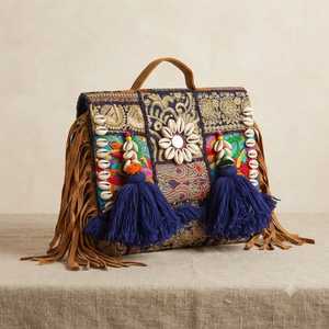 Sac à bandoulière bohème vintage fait main brodé avec coquillages, pompons colorés et franges en cuir pour femme - Product Image 1