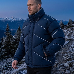 Chaqueta acolchada azul marino para hombre con ribetes reflectantes, cuello alto, cierre completo y aislamiento para invierno y actividades al aire libre. - Product Image 5