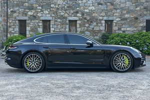 Offre Parfaite Voiture d'Occasion Porsche Panamera Turbo S E-Hybrid 2023 Prête à être expédiée dans le monde entier - Product Image 5