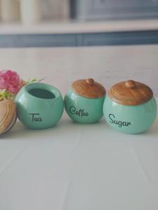 Juego de Recipientes Redondos Retro para Cocina con Tapa de Madera, Acabado Liso y Brillante, Elegante Organizador de Encimera, Contenedor para Té, Café y Azúcar - Product Image 2