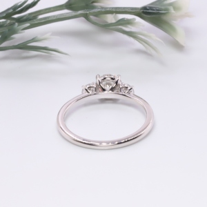 Anillo de Compromiso Minimalista de Oro Blanco con Tres Diamantes Cultivados en Laboratorio, Corte Brillante Redondo, con Detalles Laterales Redondos para Mujer - Product Image 4