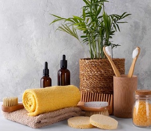Set de Amenidades Ecológicas para Huéspedes de Hotel de Alta Demanda con Cepillo de Dientes de Bambú, Peine, Maquinilla de Afeitar, Discos de Algodón y Pantuflas de Spa - Product Image 1