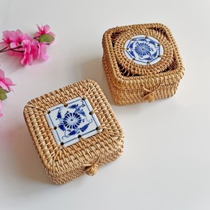 Caja de almacenamiento cuadrada de ratán con flor de cerámica, cesta para joyas de excelente calidad. - Product Image 1