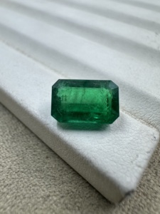 Émeraude zambienne naturelle vert vif 3,54 carats, taille émeraude, pierre précieuse verte non montée pour la création de bijoux - Product Image 4