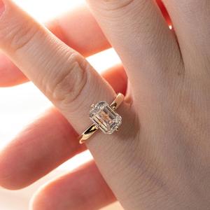 Bague de luxe en or jaune massif 14 carats avec diamant de laboratoire taille émeraude 2 carats certifié IGI pour femme, motif floral boussole à griffes - Product Image 1