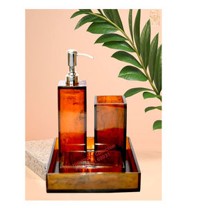 Juego clásico de cuatro piezas de accesorios de baño redondos en negro mate, dispensador de jabón de espuma de poliresina de The Handmade Collection - Product Image 6