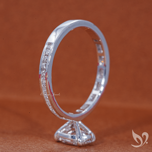 แหวนเพชรทรงรี 1 กะรัต เพาะเลี้ยงในห้องปฏิบัติการ พร้อมใบรับรอง IGI ตัวเรือนทองคำขาว 10K แบบฝังเพชรเรียงแถว - Product Image 3