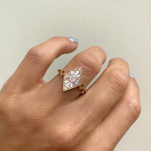 Anillo de Diamantes Cultivados en Laboratorio con Forma de Cometa en Oro Amarillo de 14K, Estilo Art Deco - Product Image 4