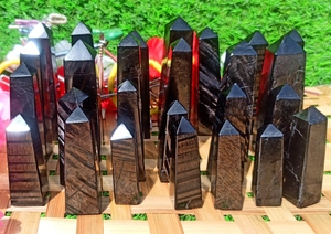 Obelisco de Jaspe Hipersteno Rayado Natural Tallado Plano Pulido a Mano Torre de Piedra Preciosa Oscura para Meditación Reiki y Conexión a Tierra - Product Image 5