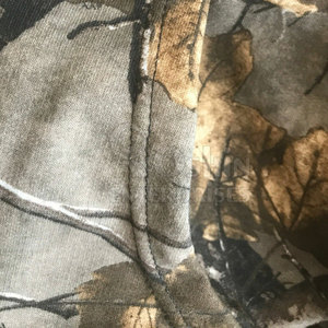 เสื้อฮู้ดลายพรางสำหรับผู้ชาย ดีไซน์เรียบง่าย ด้านในนุ่มสบาย พร้อมฮู้ดปรับได้ เหมาะสำหรับการเดินป่าและการล่าสัตว์กลางแจ้ง - Product Image 5