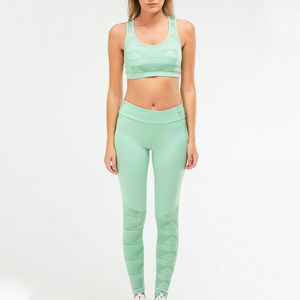 Ensemble Athlétique Personnalisé Solide, Respirant et Écologique pour Femme : Leggings Extensibles Taille Haute et Débardeur Court Assorti pour le Fitness - Product Image 1