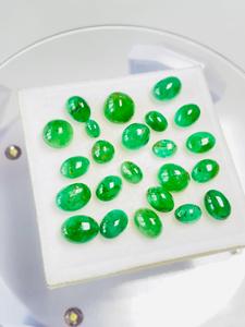 Esmeralda Zambiana Natural, Corte Oval Cabochón, 20.55 Ct, Certificada por IGI, Color Verde Atractivo, Brillo Fino, Calidad de Colección - Product Image 1