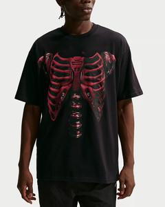 Camiseta Negra de Manga Corta para Hombre con Estampado de Costillas Rojas, Estilo Urbano, Corte Holgado, Cuello Redondo, 100% Algodón, Logotipo Frontal, Jersey - Product Image 1