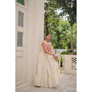 Vestido de Navratri hecho a mano con corte en A, bordado multihilo y cintura imperio - Product Image 3