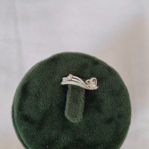 Bague de cocktail vintage à motif floral pour femme, design filigrané élégant, finition polie, pour mariage et soirée - Product Image 2