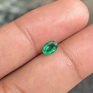 Piedra Preciosa de Esmeralda Zambiana Natural de 0.54 Quilates, Corte Ovalado Verde Intenso, Facetada, Suelta, para Joyería - Product Image 3