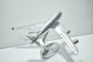 Modèle d'avion à réaction en aluminium en promotion, avec une finition de qualité supérieure, idéal pour la décoration intérieure et les cadeaux, disponible à la vente - Product Image 6