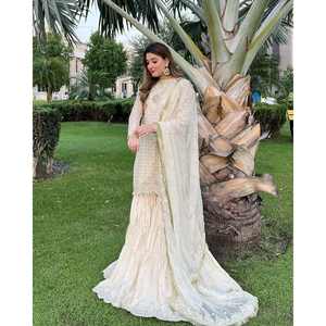 Conjunto de Traje de Fiesta para Mujer de Diseñador con Top y Pantalón Bordados y Dupatta con Trabajo de Lentejuelas - Product Image 2