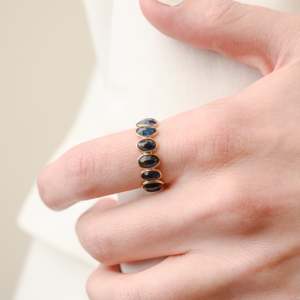 Bague de mariage éternelle en or jaune 18 carats avec saphir bleu - Product Image 1