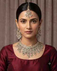 Ensemble de collier de créateur orné de perles de cristal suspendues, de cabochons ovales et de pierres, avec mang tika et boucles d'oreilles, bijoux ethniques tendance pour femmes - Product Image 4
