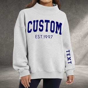 Nouveau sweat-shirt rouge personnalisé pour femme, col montant, avec imprimé lettres bleues sur le devant et sur les manches, coupe classique, à capuche – Vente chaude - Product Image 3