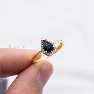 Anillo de Oro Amarillo Sólido de 14k con Zafiro Azul Natural en Forma de Pera y Halo de Diamantes, Joyas Memoria, Venta al Por Mayor - Product Image 1