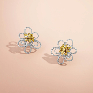 Boucles d'oreilles clous fleur en or 18 carats et diamants, luxe pour femme, à porter au quotidien - Product Image 1